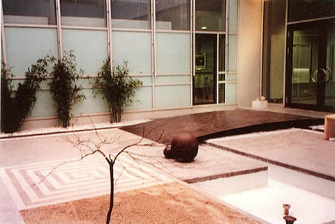 Innenhof der SKW Freising, gestaltet von K�nstlerin Erika Poech aus Trostberg